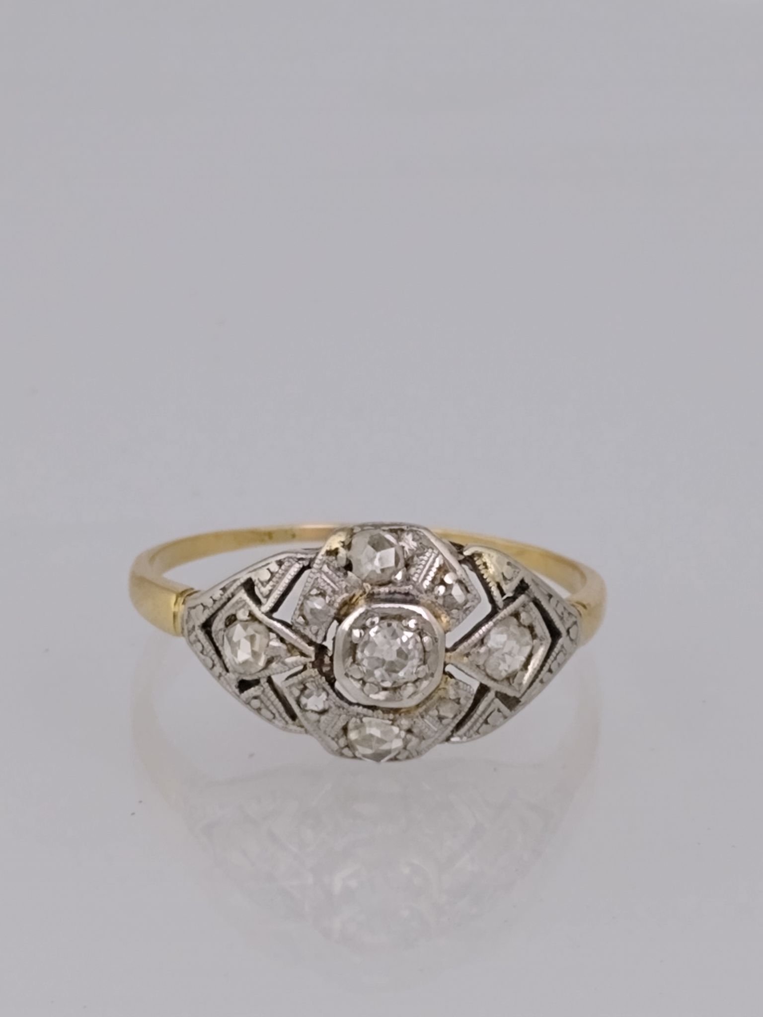 Anillo oro 18 K, brillante y diamantes