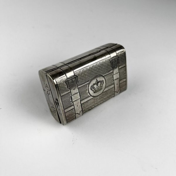 Caja rusa en plata