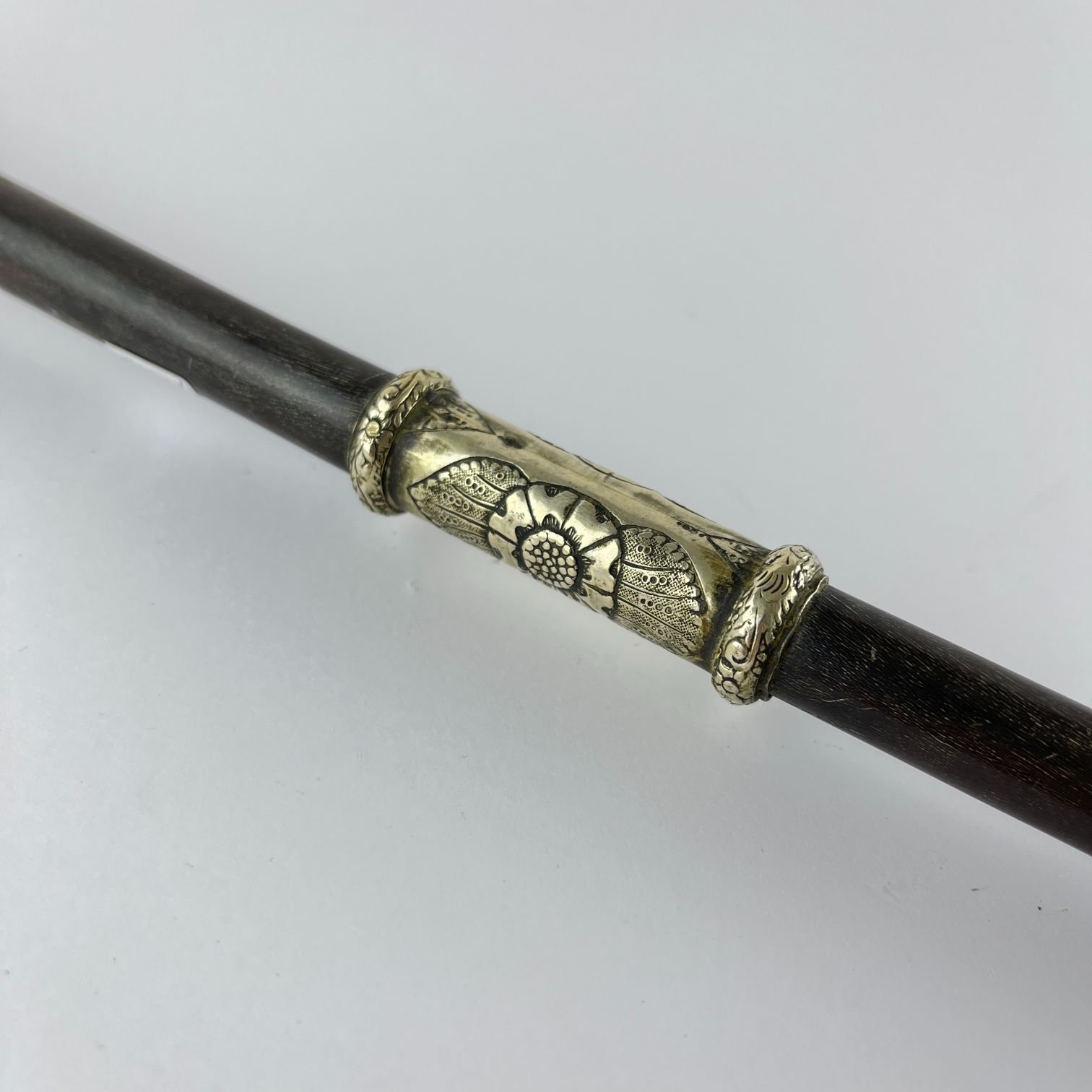 Arreador en bigote de ballena, cuero y metal - Imagen 3