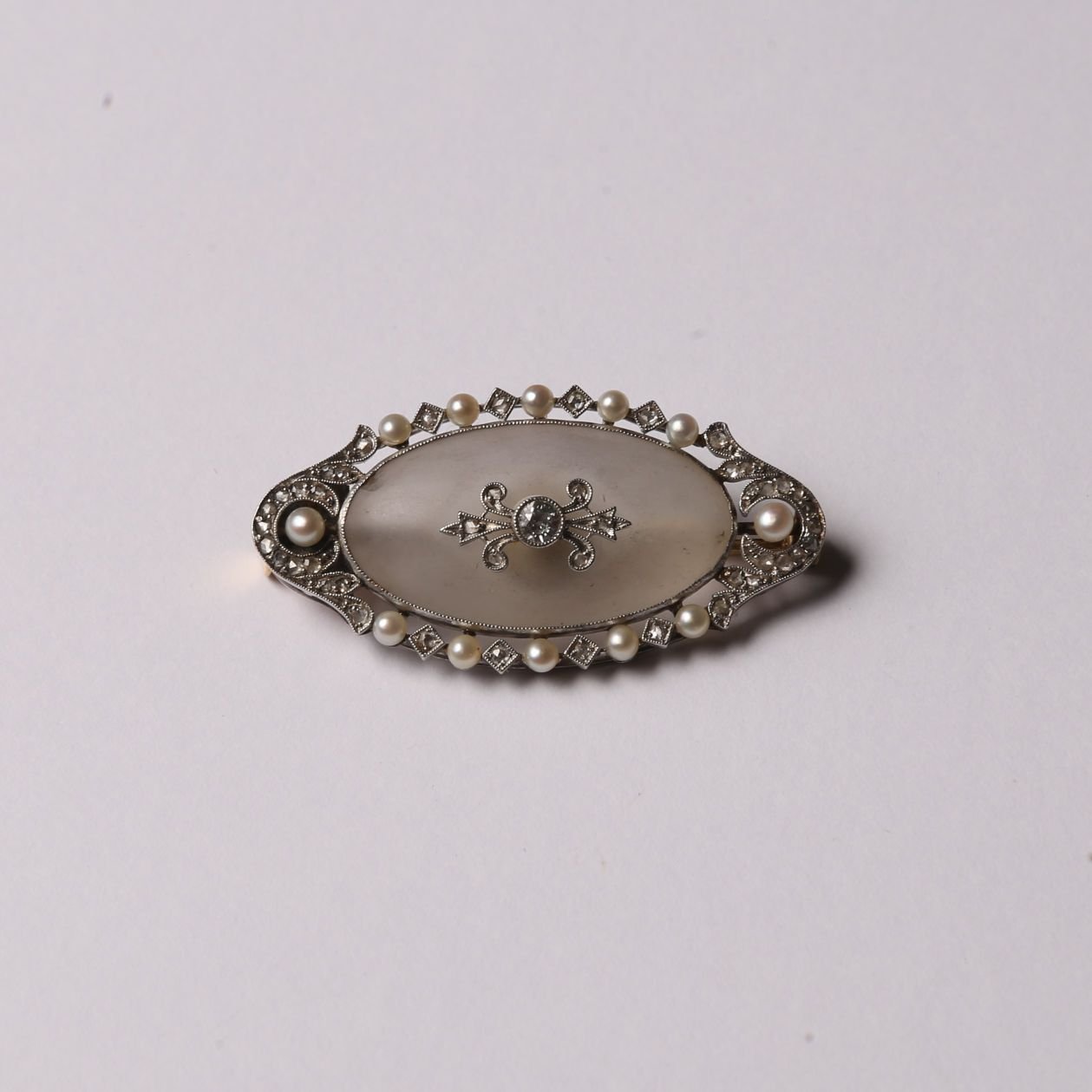 Prendedor oro 18 K, brillante, perlas y diamantes