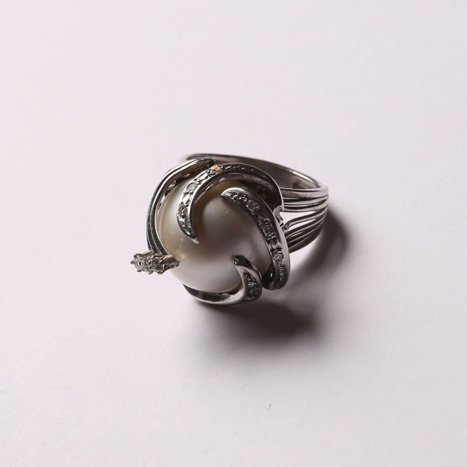 Anillo oro 18 K, perla y brillantes