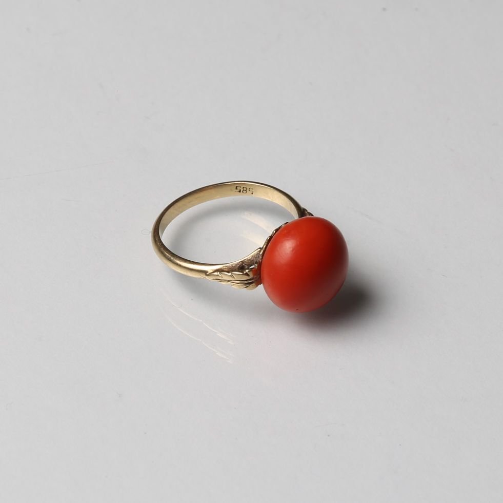 Anillo oro 18 K y coral