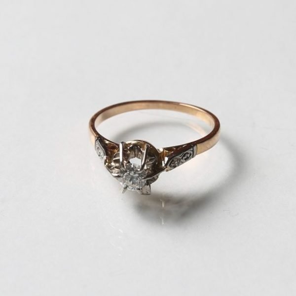 Anillo oro 18 K, brillante y diamantes