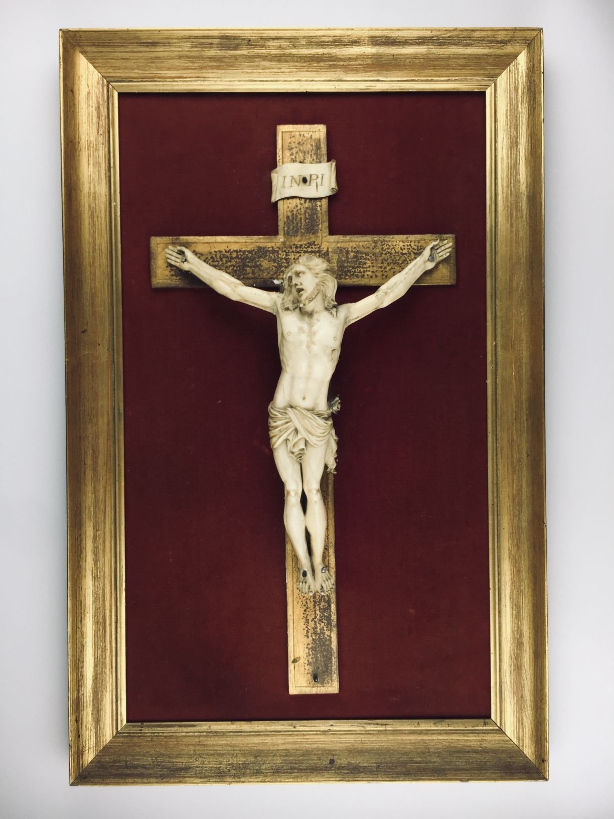 Crucifijo en madera y marfil