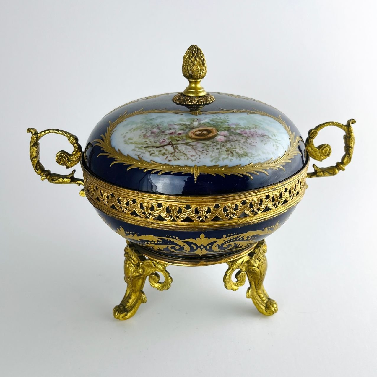 Bombonera francesa en porcelana estilo Sèvres - Imagen 2