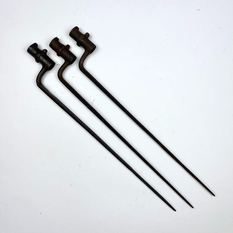 Tres bayonetas de cubo Minié