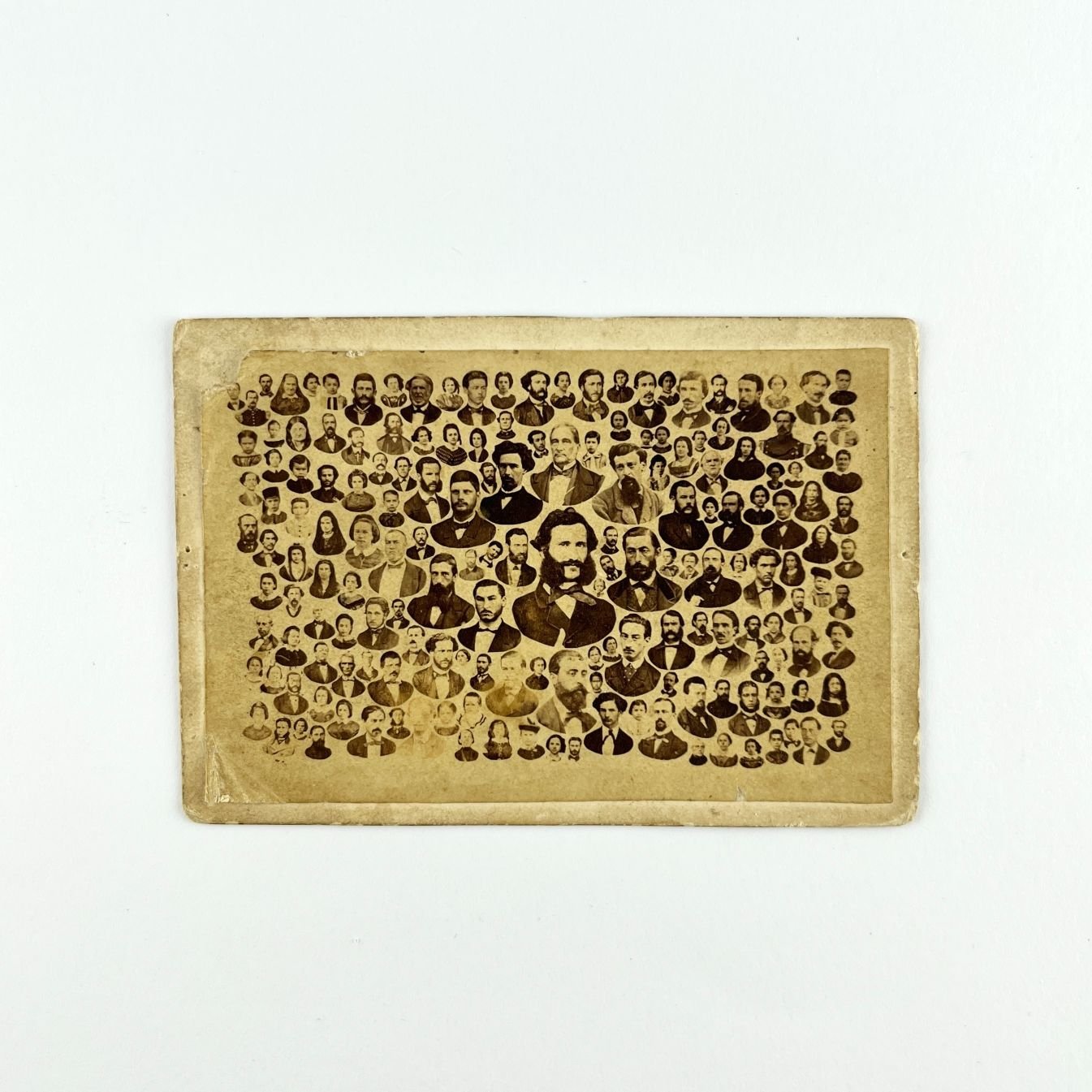 Mosaico fotográfico. "Vecinos de Paysandú hacia 1862."