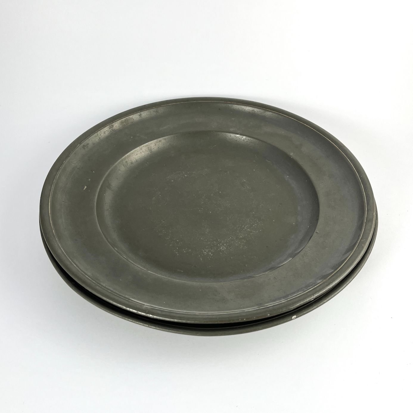 Par de platos en peltre