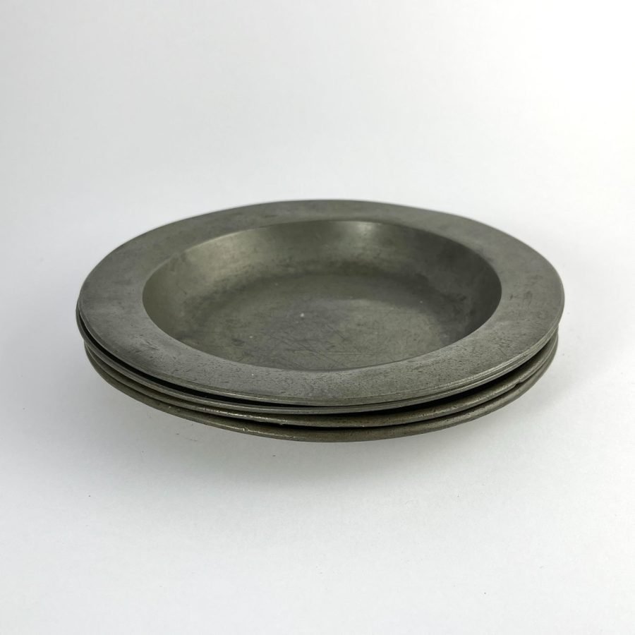 Cuatro platos en peltre
