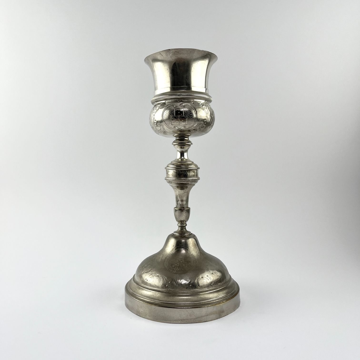Copa ceremonial en metal plateado