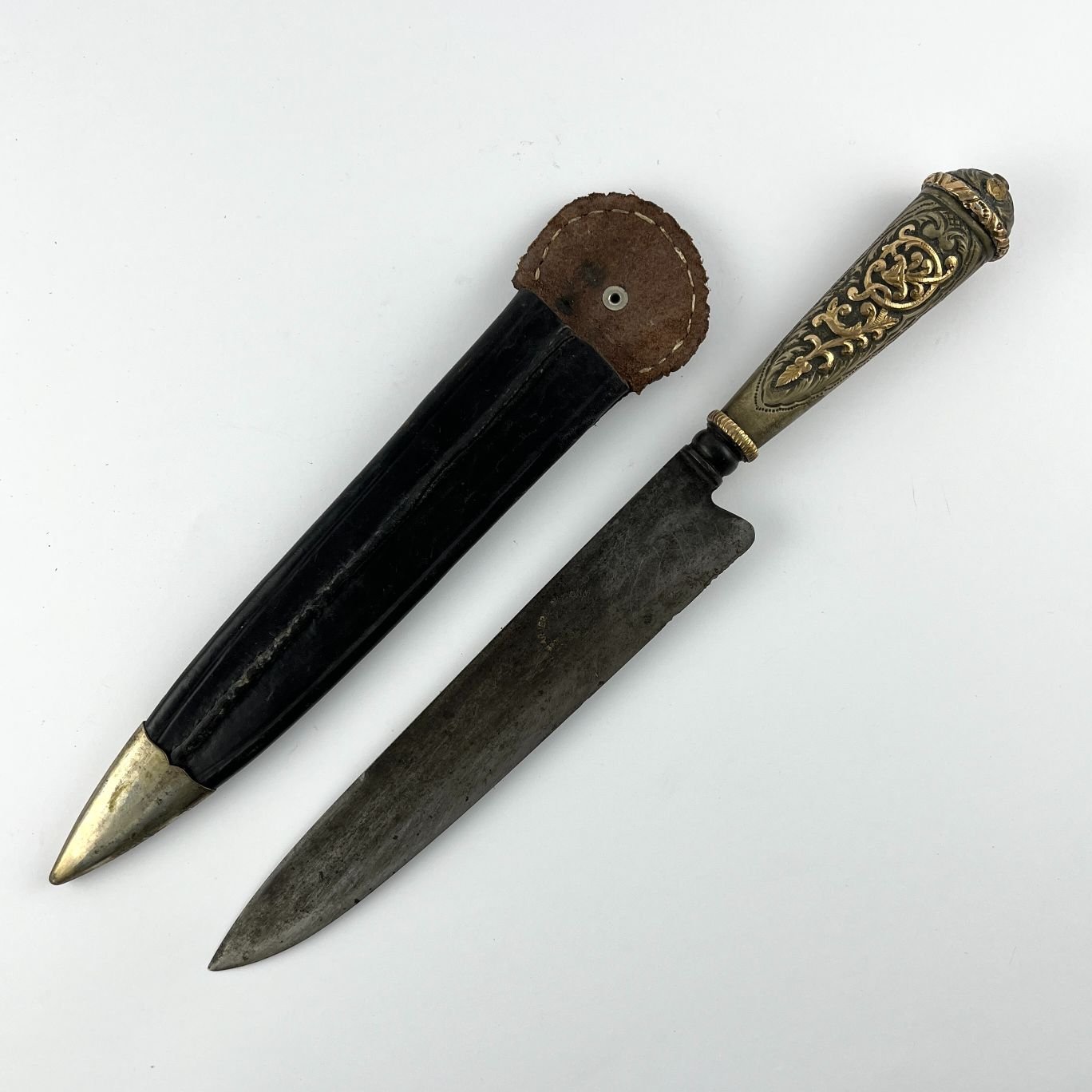 Cuchillo criollo "Armería Nacional" en plata y oro