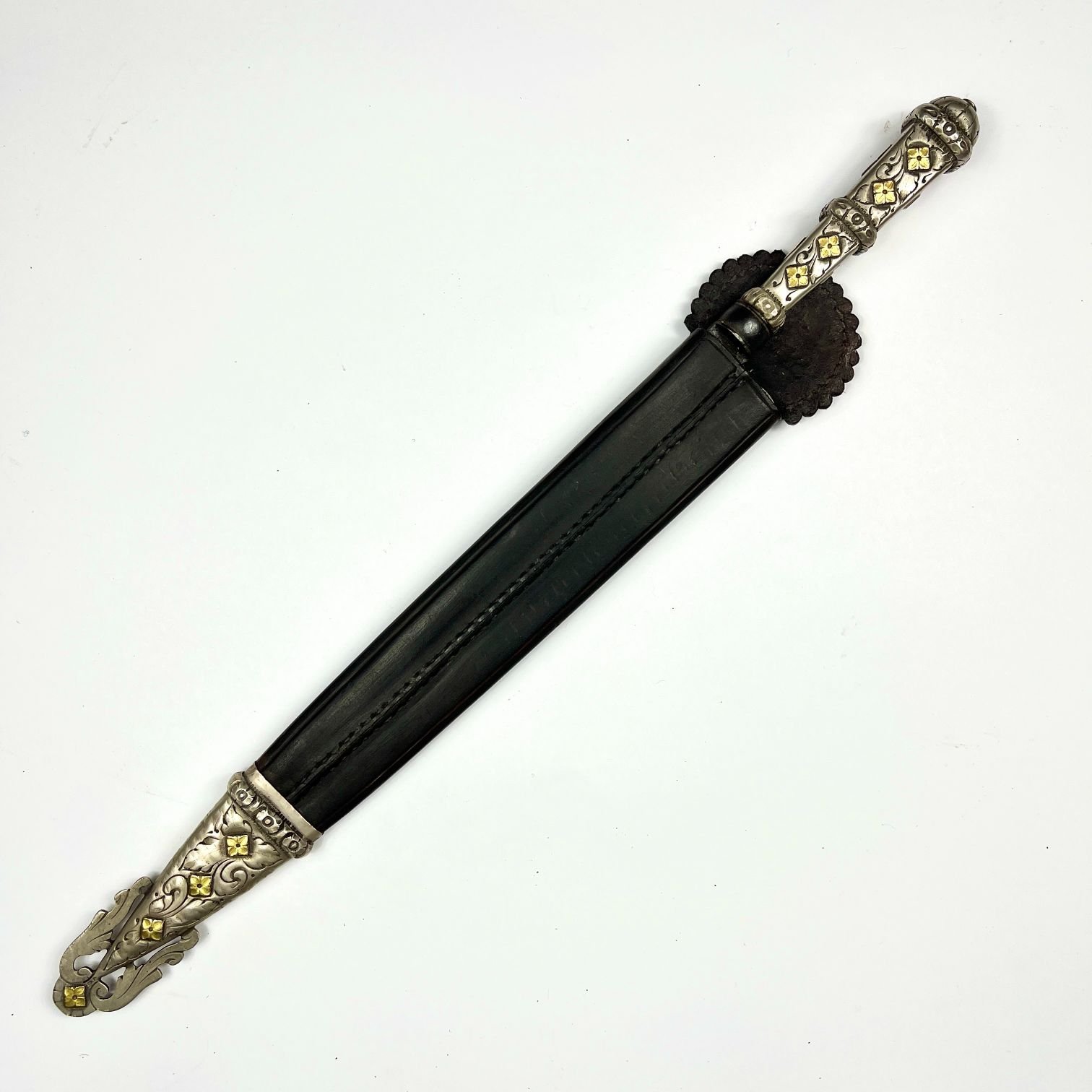 Cuchillo criollo "Armería Nacional" en plata y oro