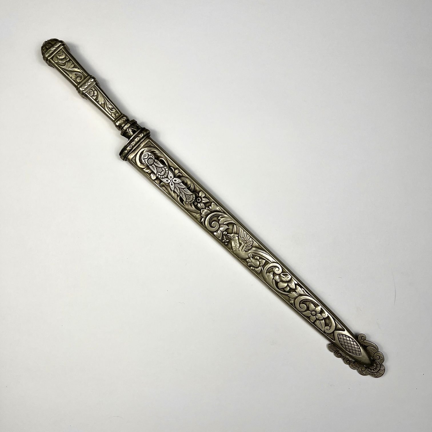 Cuchillo criollo en metal blanco
