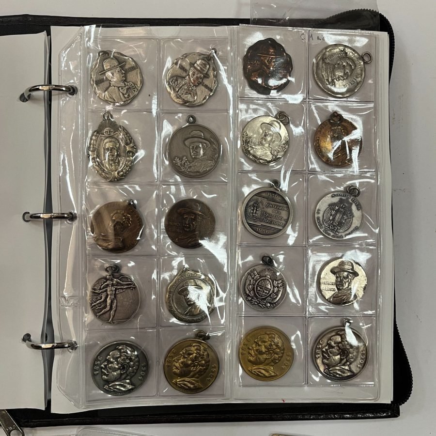 Colección de medallas, pines, fotografías y postales relativas al Partido Nacional - Imagen 4