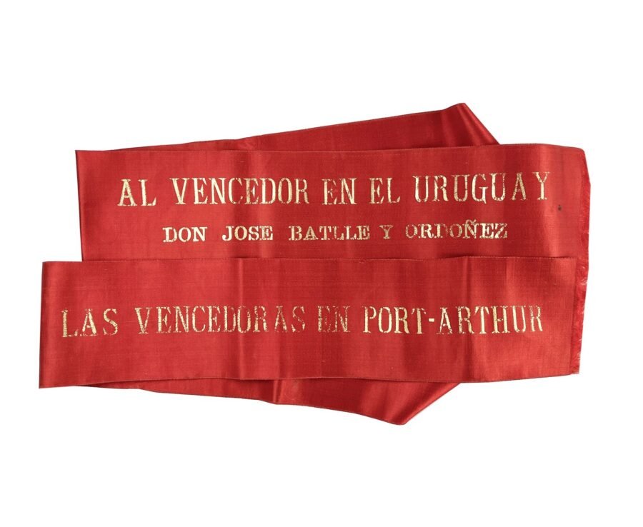 Banda en seda roja perteneciente a José Batlle y Ordóñez