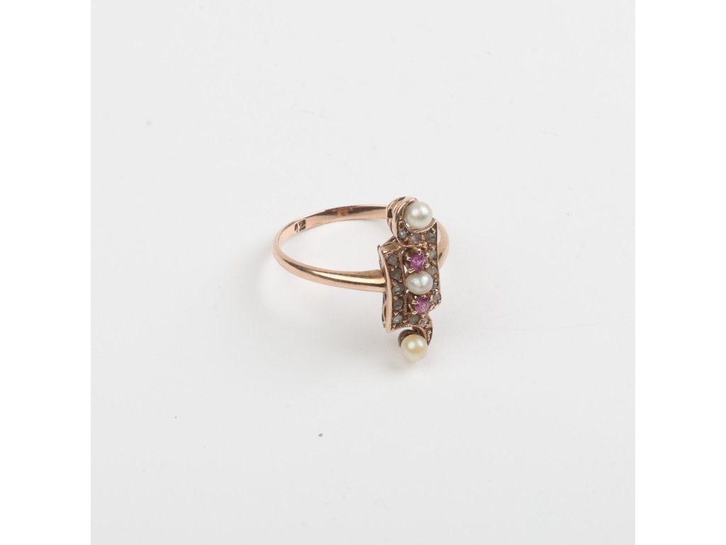 Anillo art decó, perlas, rubíes y diamantes