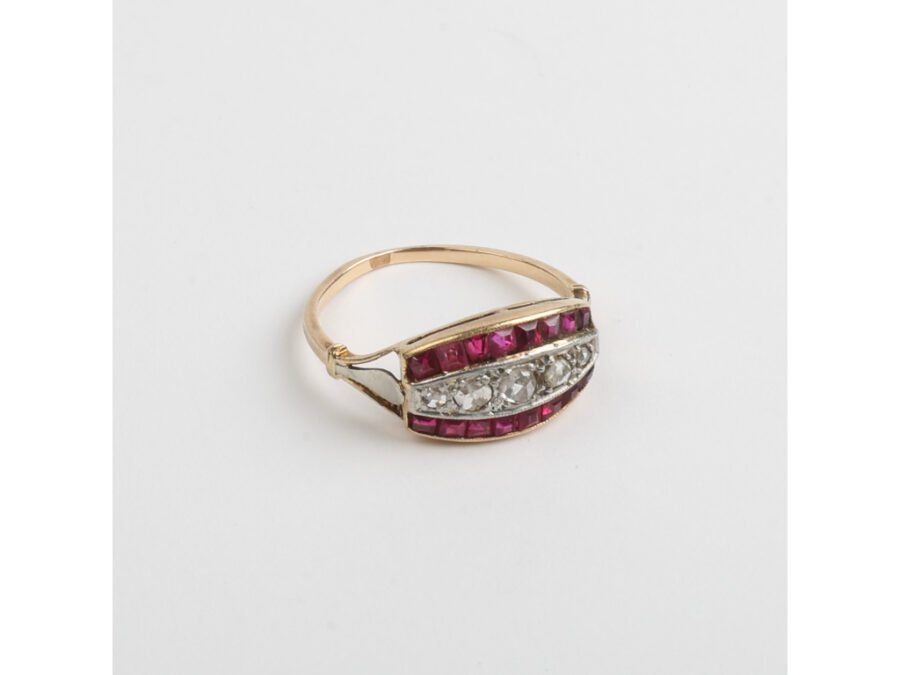 Anillo art decó oro 18 K, rubíes y diamantes