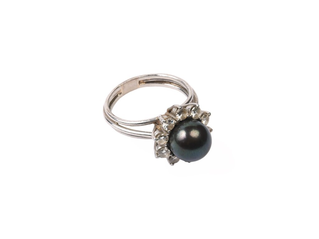 Anillo oro 18 K, perla negra y brillantes