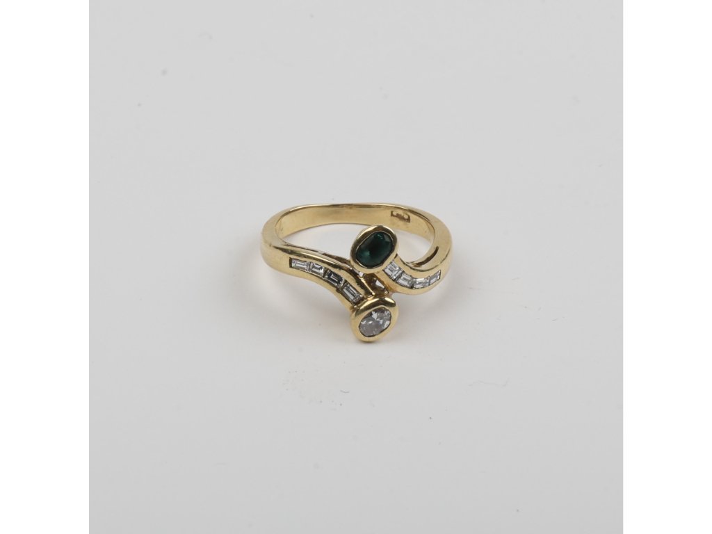 Anillo oro 18 K, esmeralda, diamantes y brillante