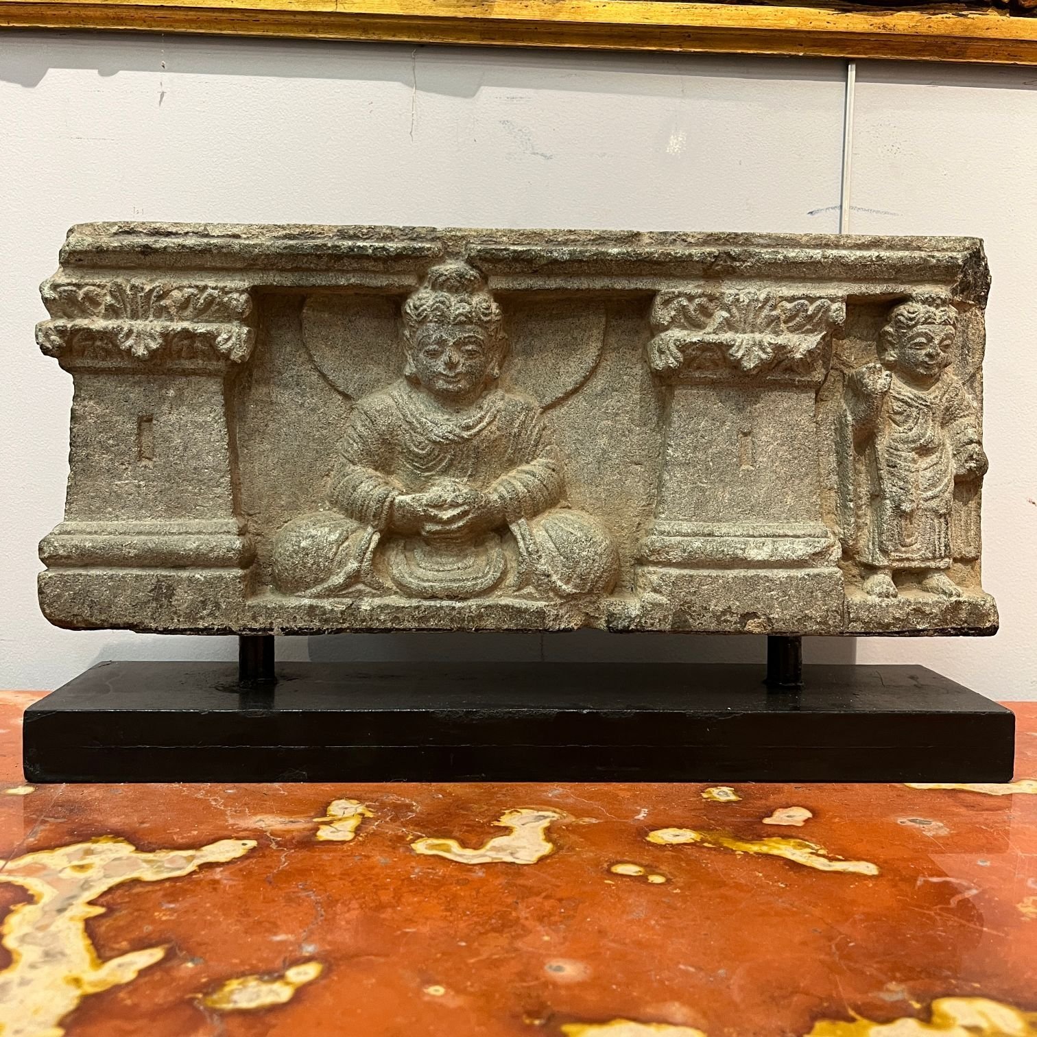 Friso indio en basalto