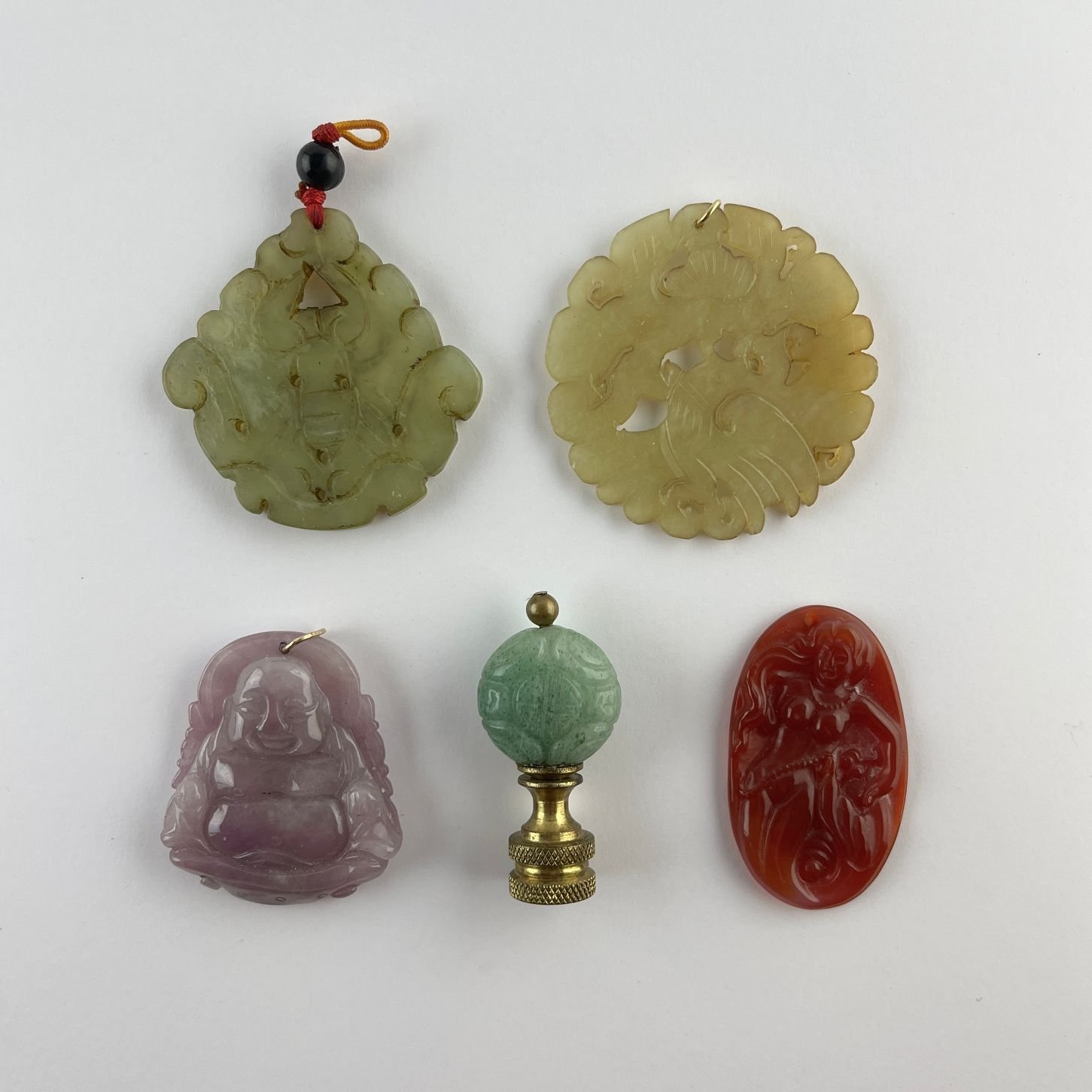 Cinco piezas chinas en jade y cornalina