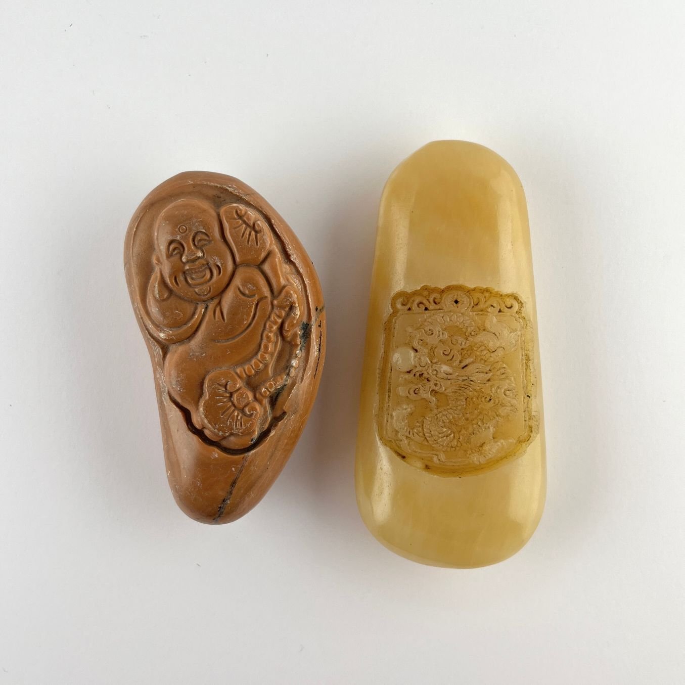 Dos amuletos chinos en ágata