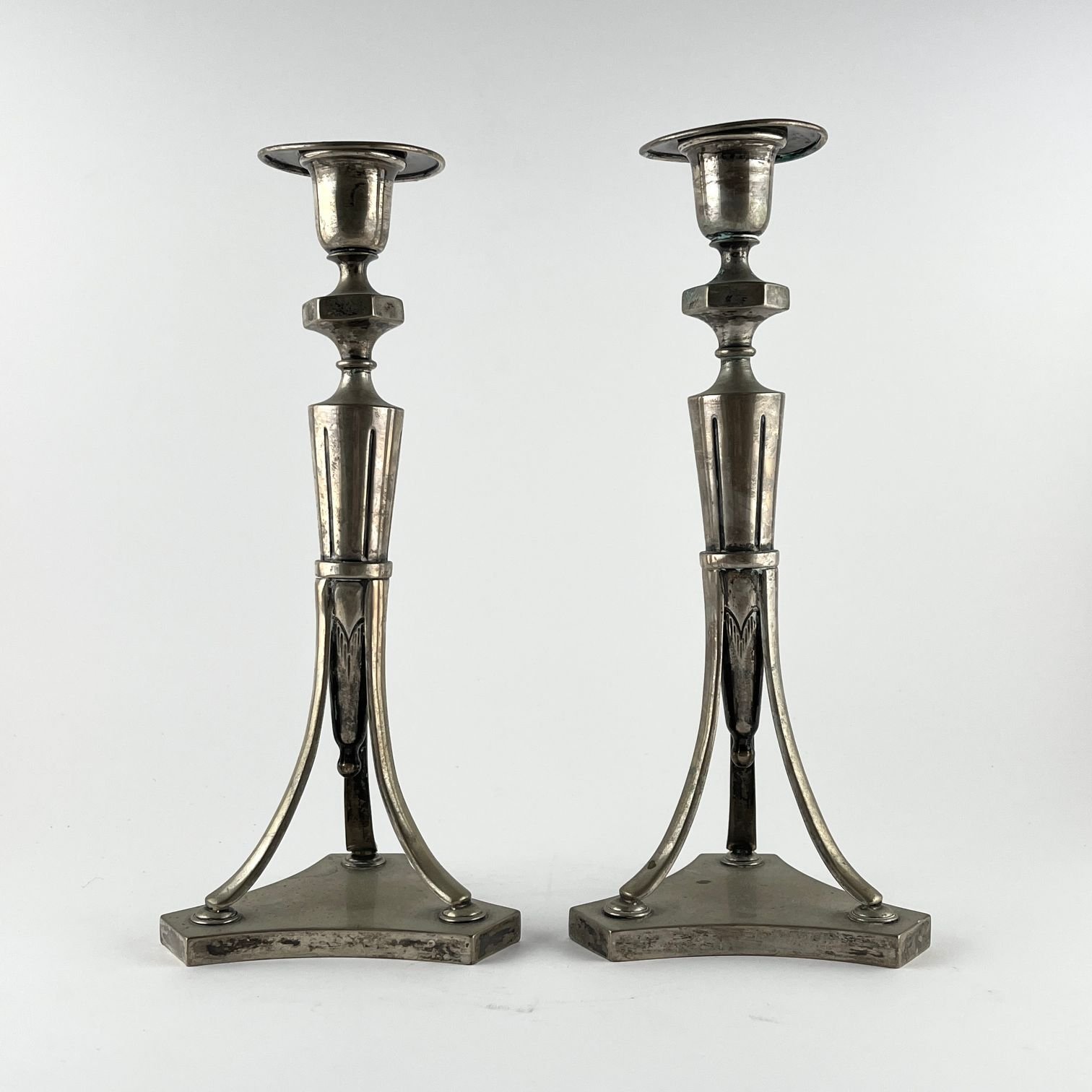 Par de candeleros alemanes en plata