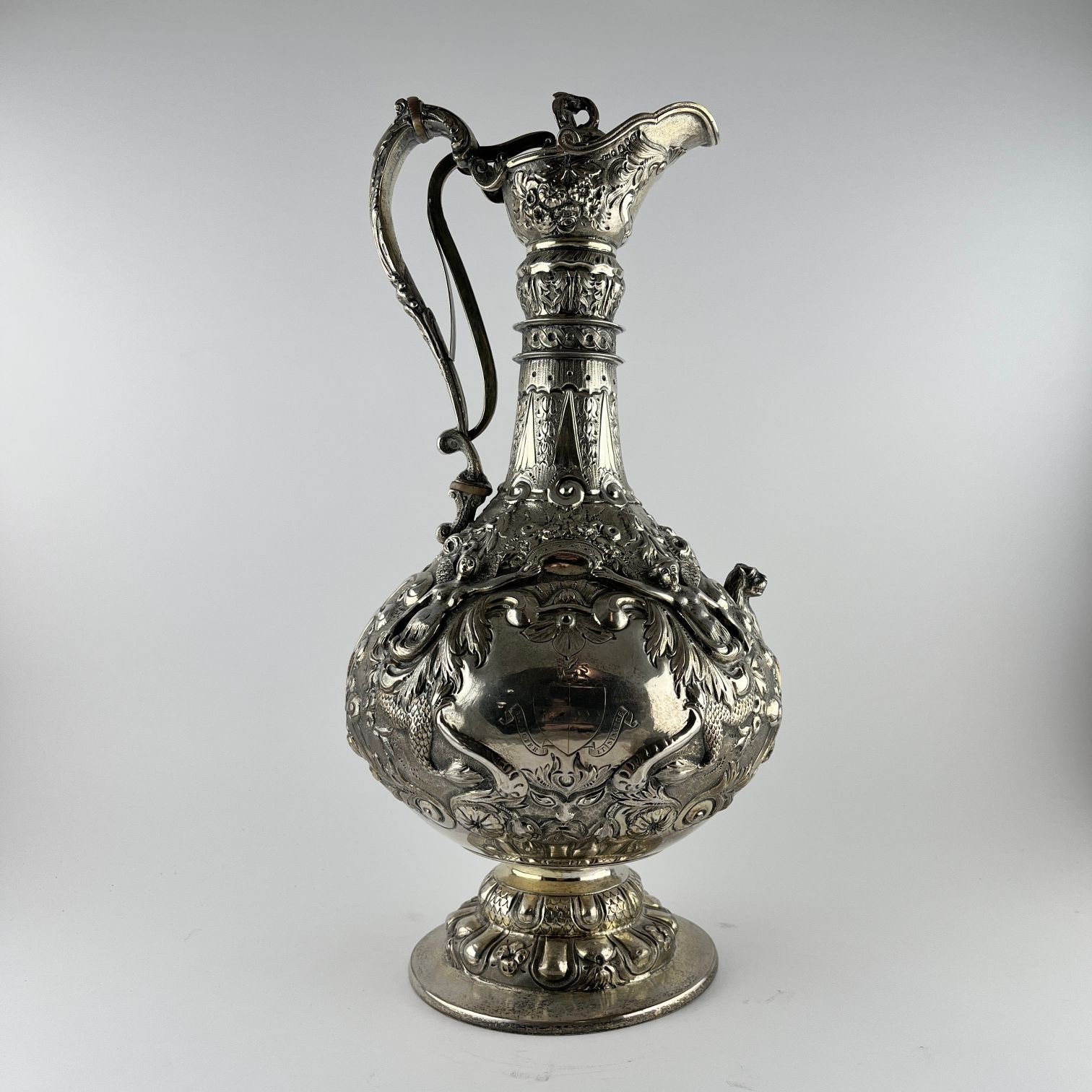 Jarra irlandesa en plata