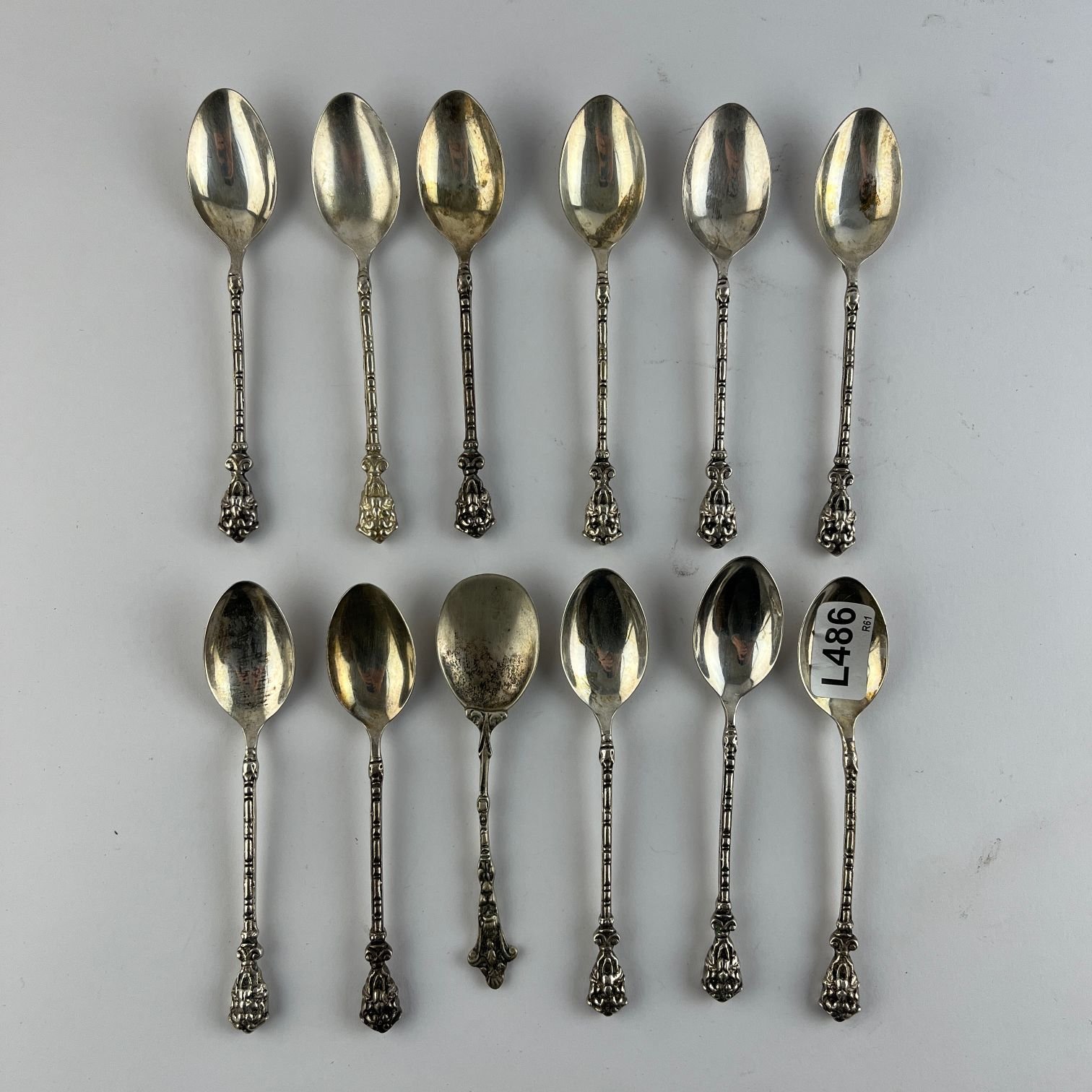 Juego de doce cucharas en plata