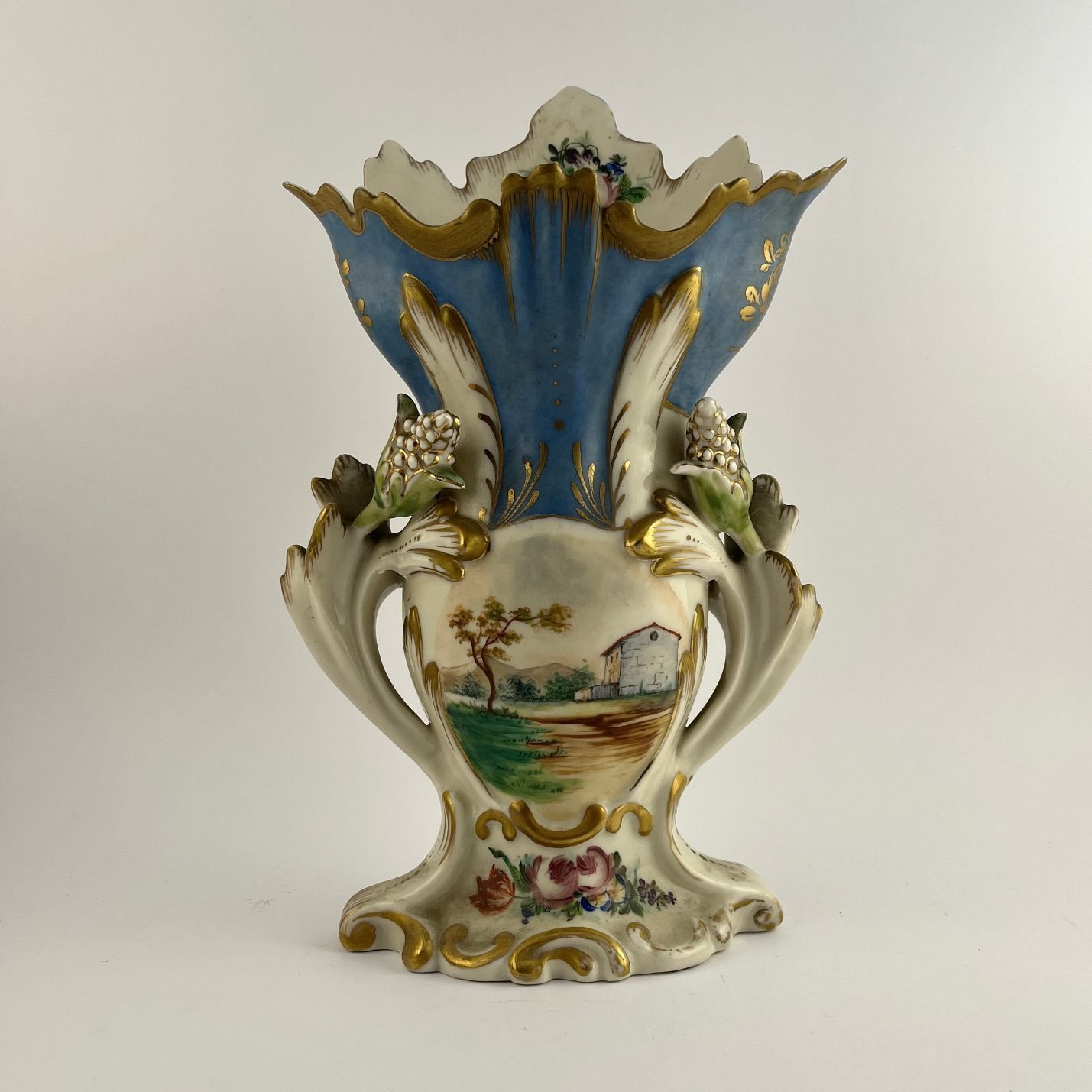 Par de floreros isabelinos