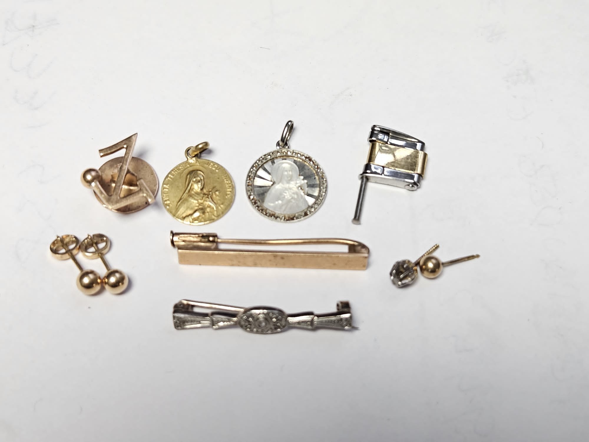 Diez piezas varias en oro y metal