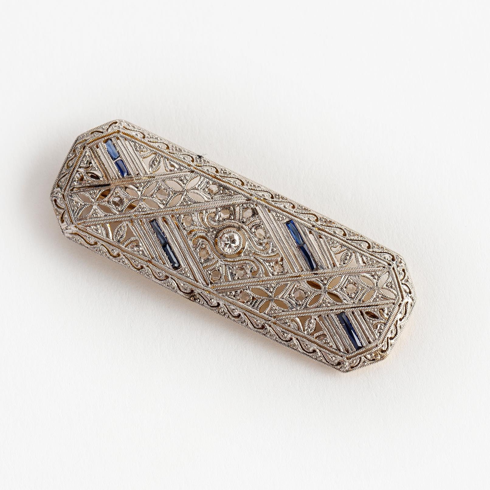 Plaqueta art decó oro 18 K, brillante, diamantes y zafiros