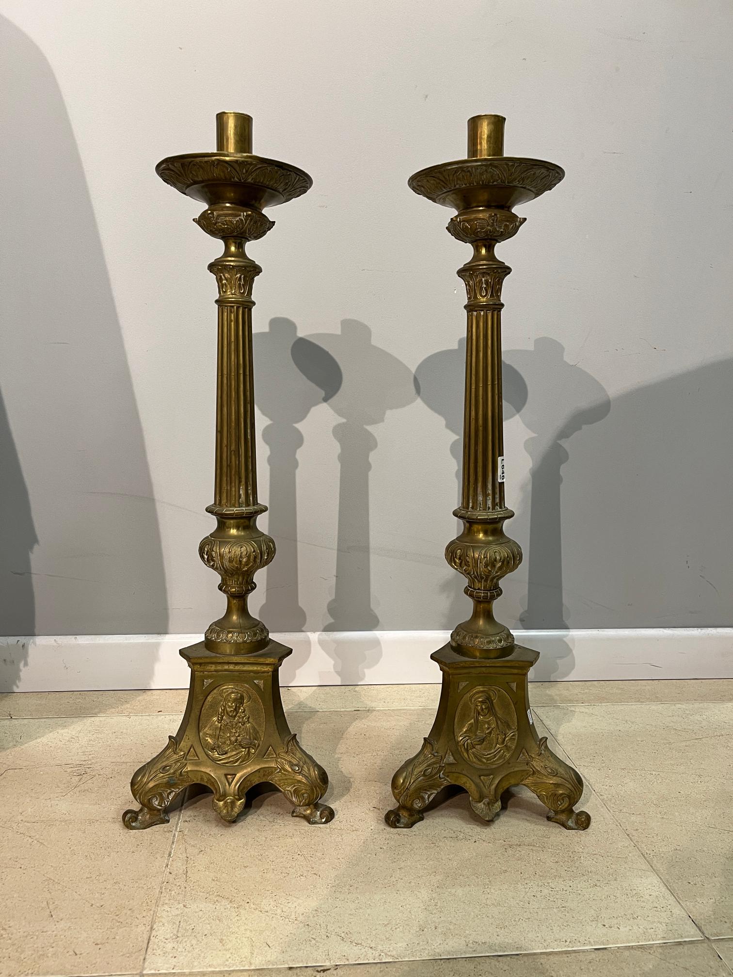 Par de candeleros litúrgicos en bronce dorado