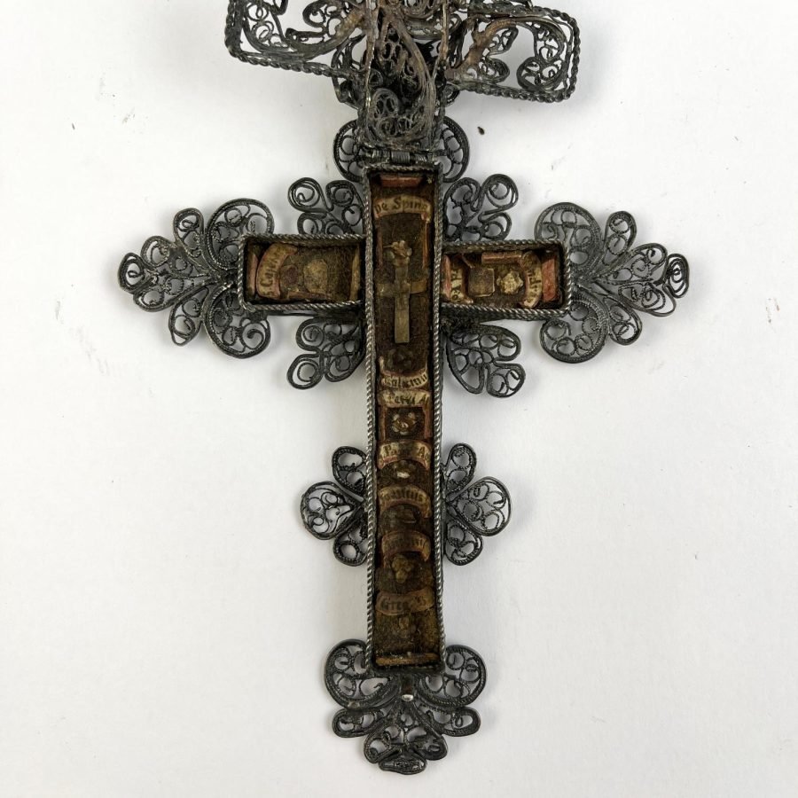 Crucifijo con relicario s. XVIII en plata - Imagen 3