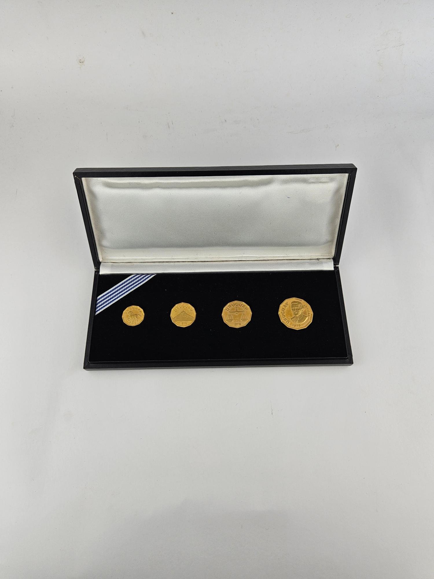 Set ensayos monedas oro Uruguay 1976