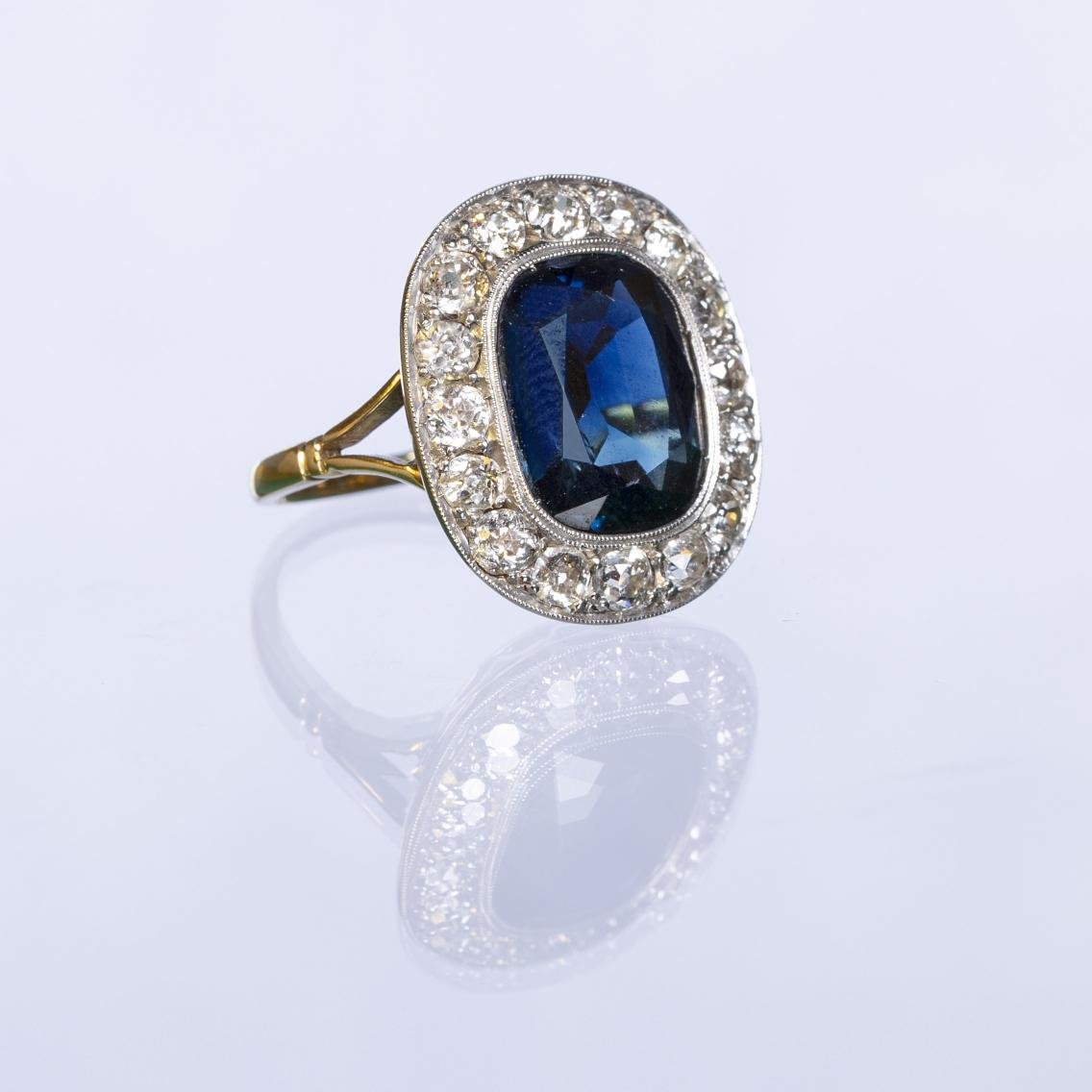 Anillo oro 18 K blanco y amarillo, zafiro y brillantes