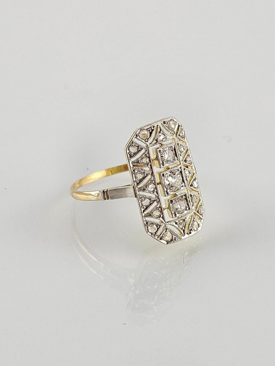 Anillo art decó oro 18 K  blanco y amarillo, brillantes y diamantes