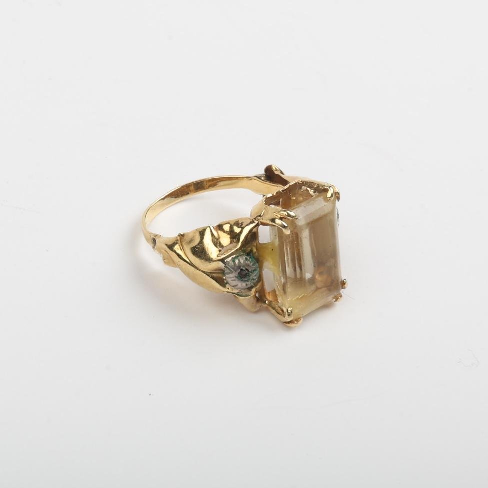 Anillo oro 18 K amarillo con topacio, esmeraldas y diamantes