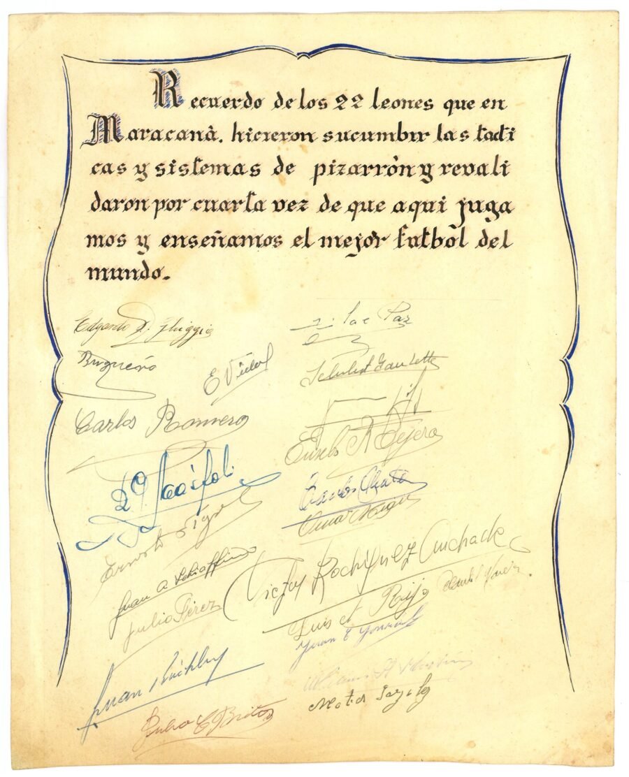 Folio con las firmas de los veintidós jugadores campeones en el mundial de Brasil en 1950.