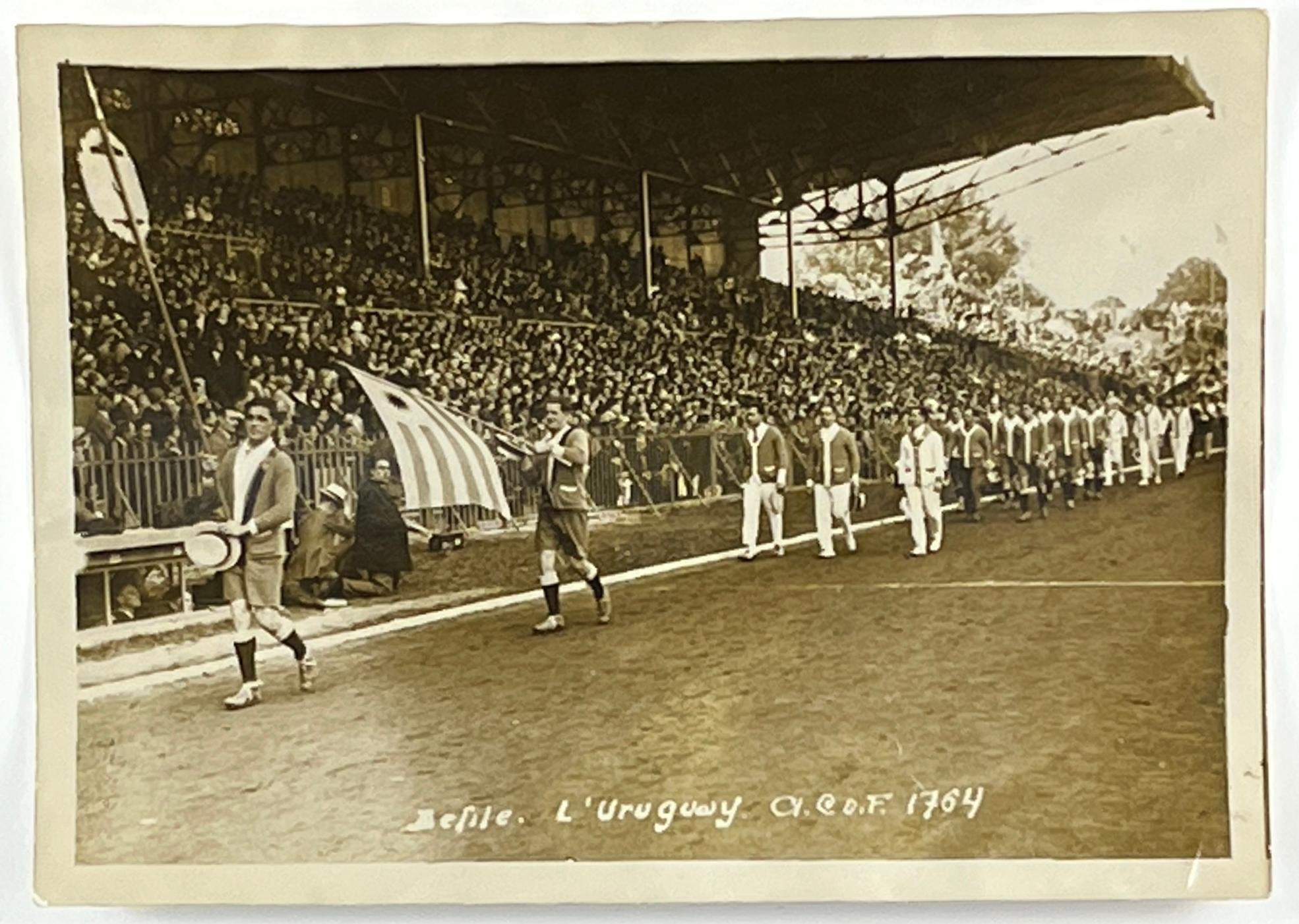 Cuatro fotografías en blanco y negro y dos postales relativas a los campeones de fútbol de los Juegos Olímpicos de París 1924 - Imagen 3