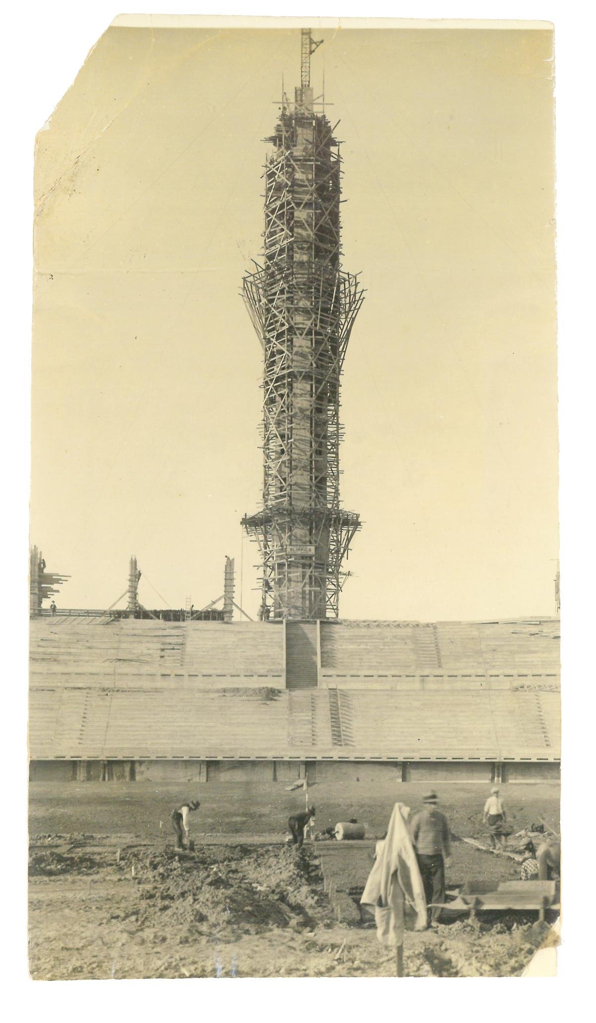 Fotografía en blanco y negro. Construcción del Estadio Centenario