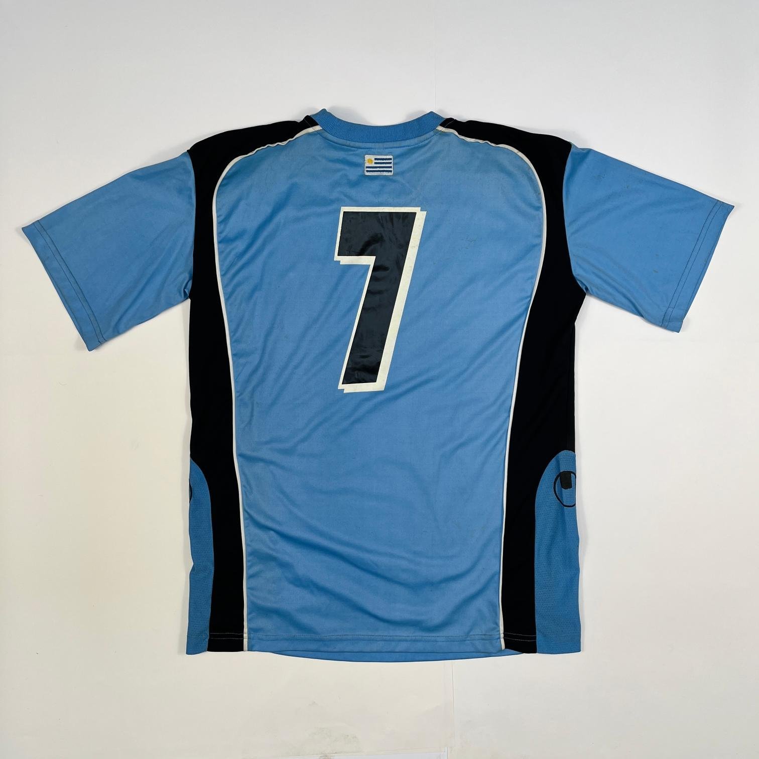 Camiseta de la Selección Uruguaya de Fútbol 2004 Gustavo Varela (firmada por todo el plantel de Uruguay) - Imagen 2