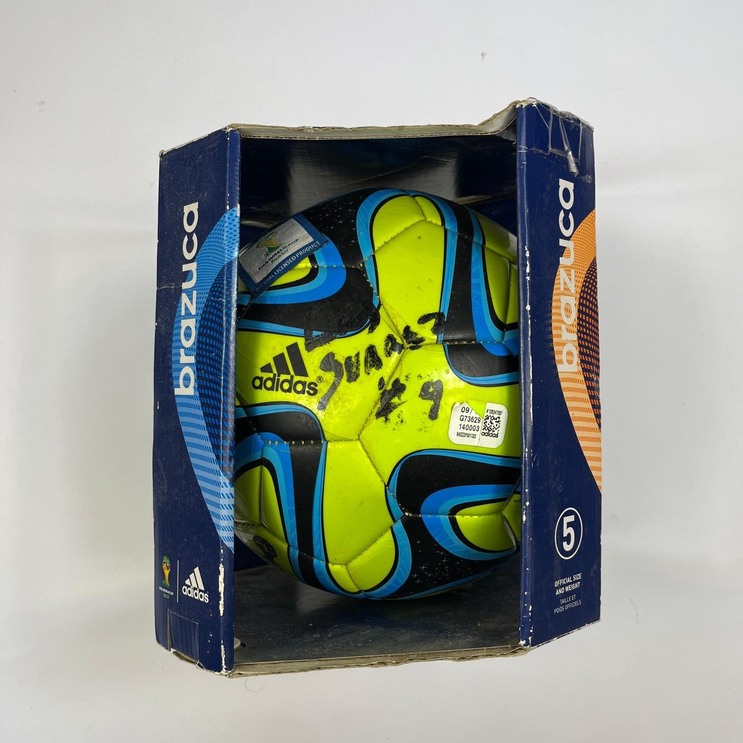 Pelota oficial Brazzuca Brasil 2014 Luis Suárez firmada
