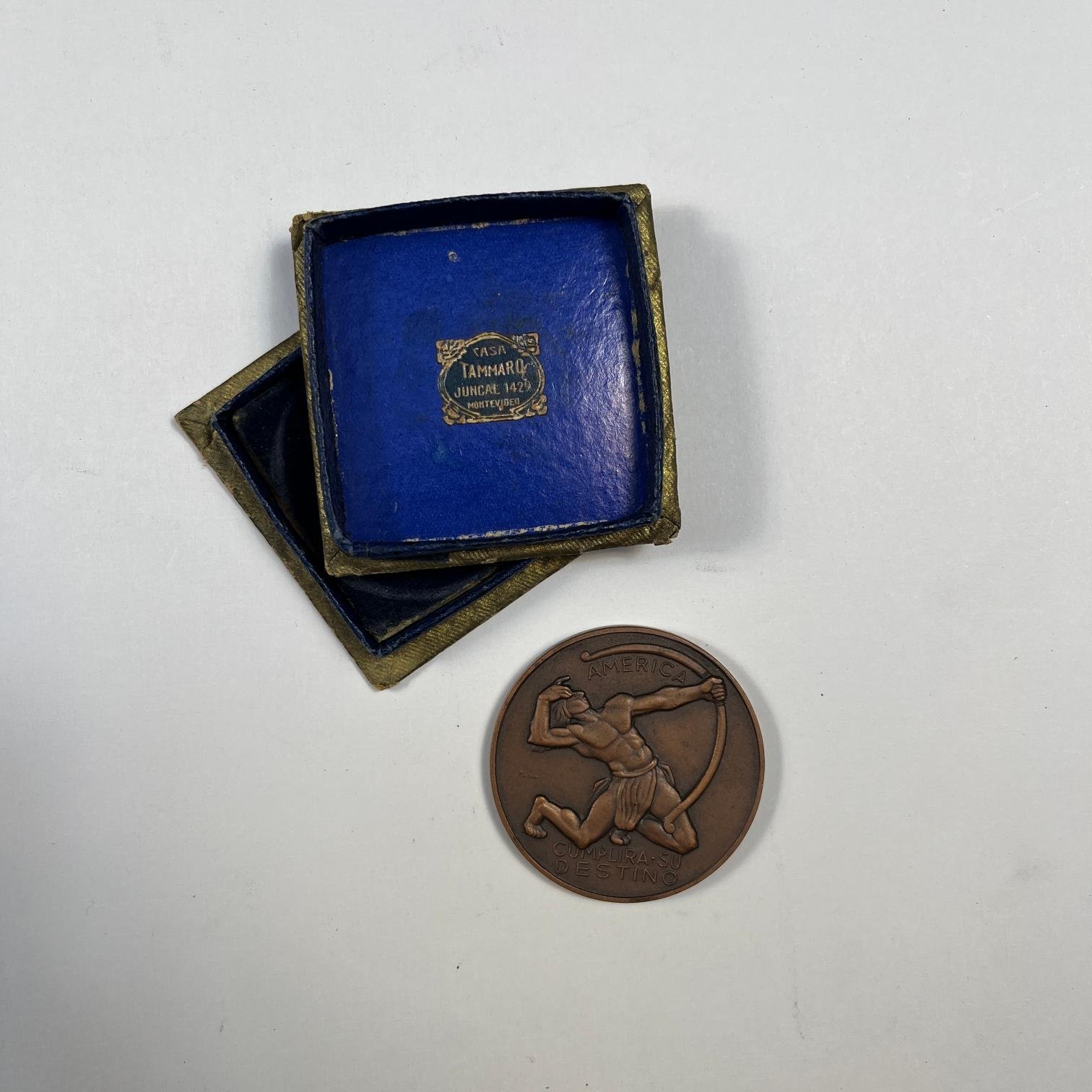 Medalla y pin solapero 1942 y 1954