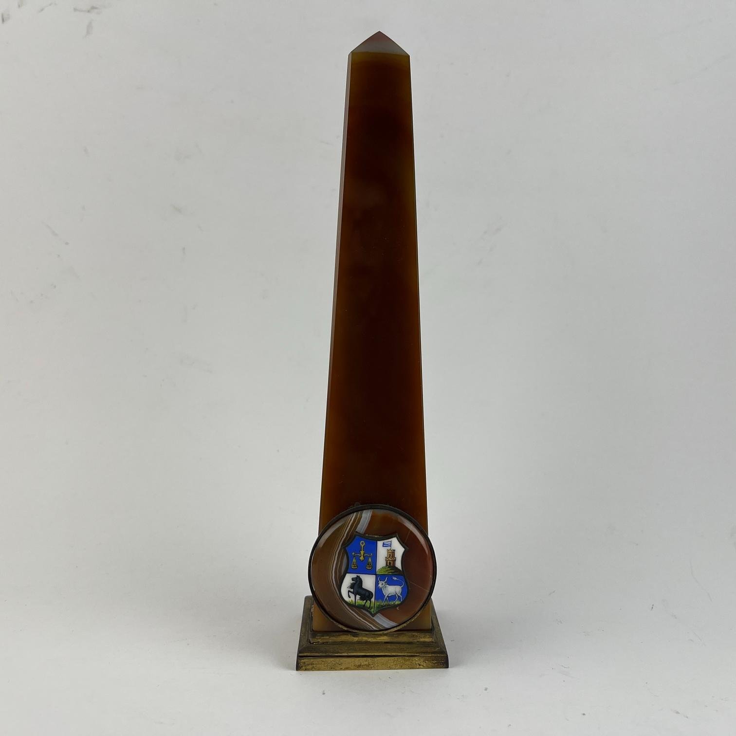 Obelisco en ágata y bronce con escudo uruguayo