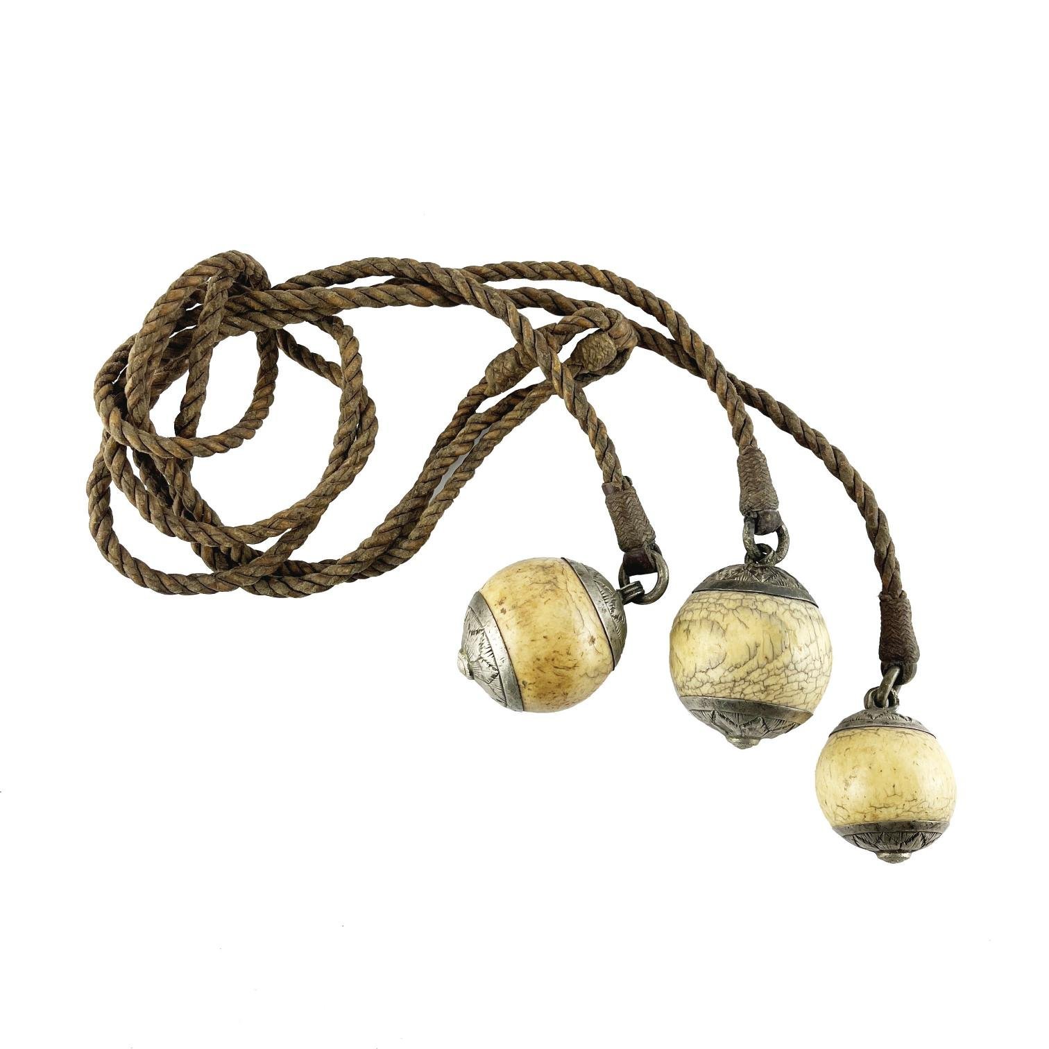 3 boleadoras en marfil y plata