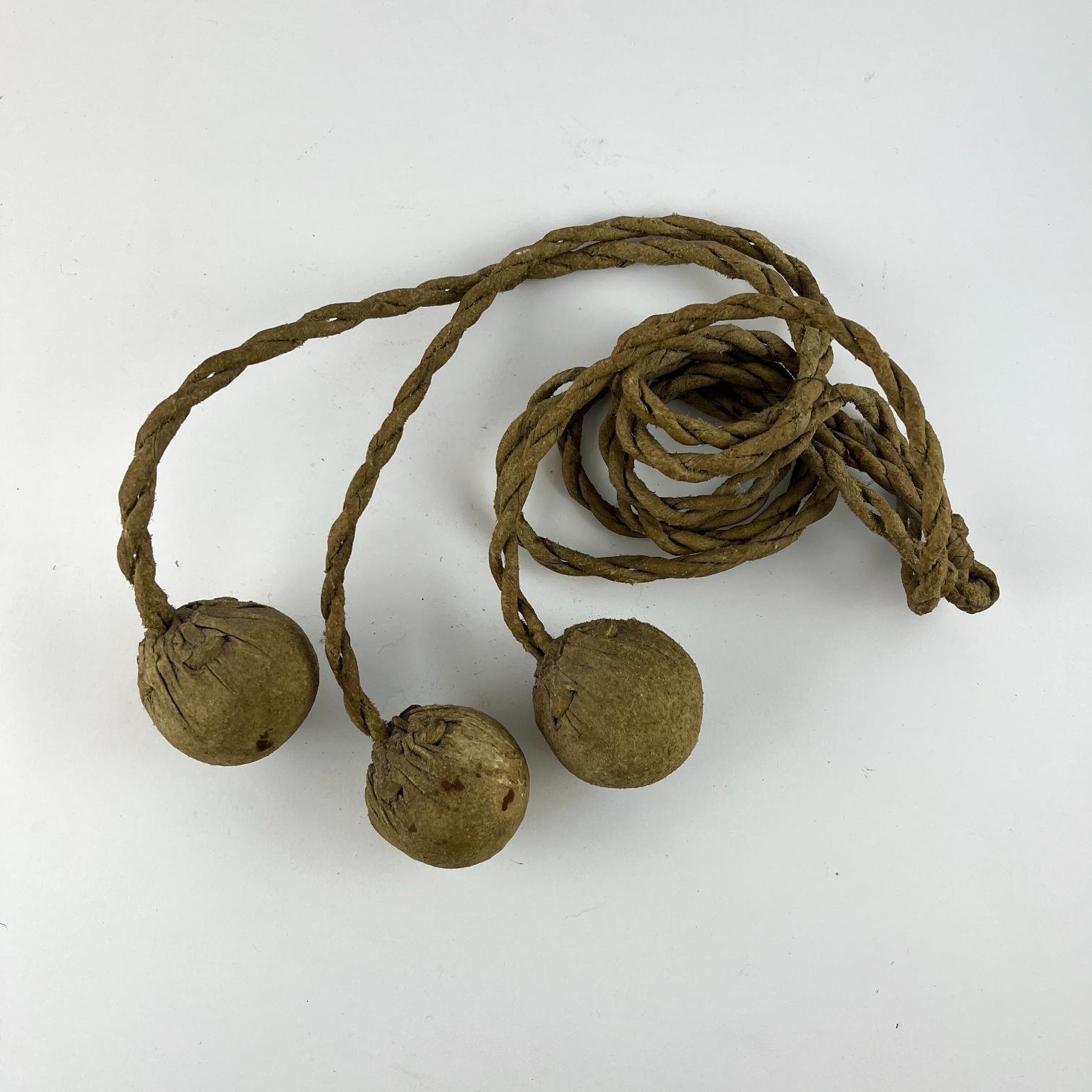 3 boleadoras en cuero crudo