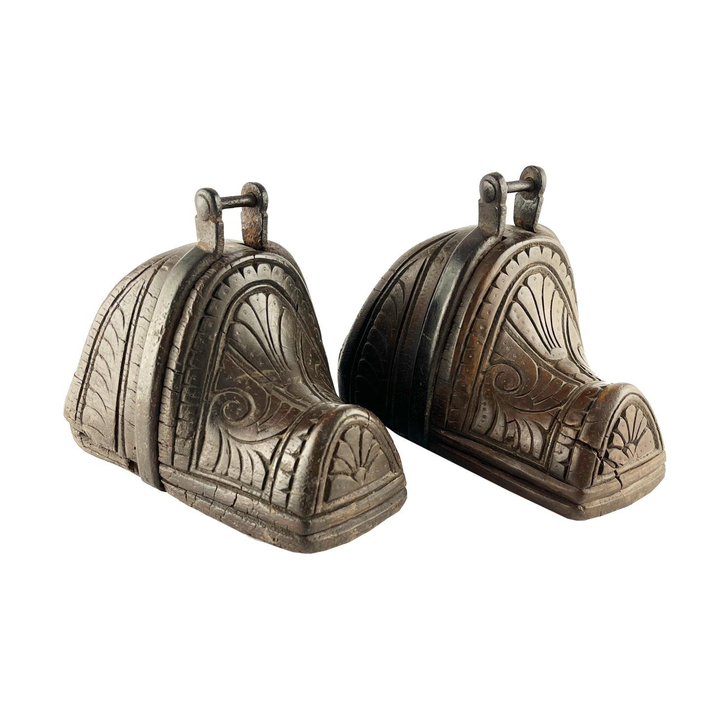 Estribos andinos en madera S. XIX