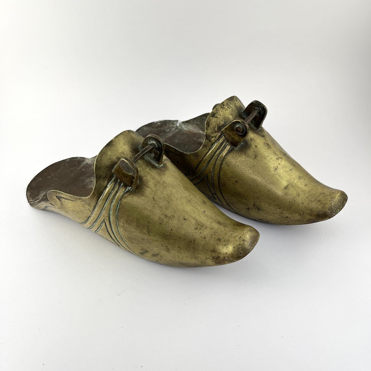 Estribos tipo zapato en bronce S. XIX