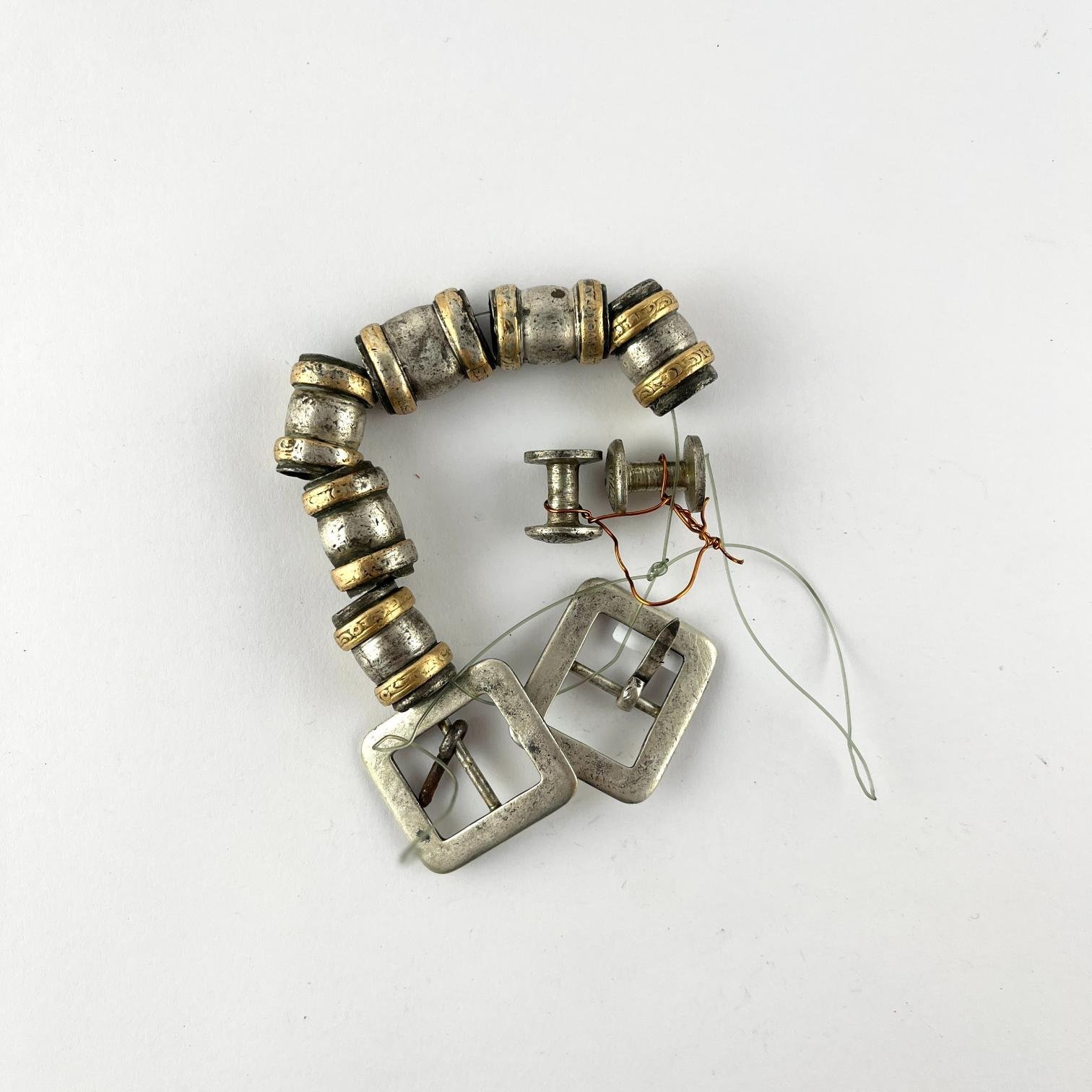 Lote plata y oro 6 pasadores 2 hebillas y 2 botones